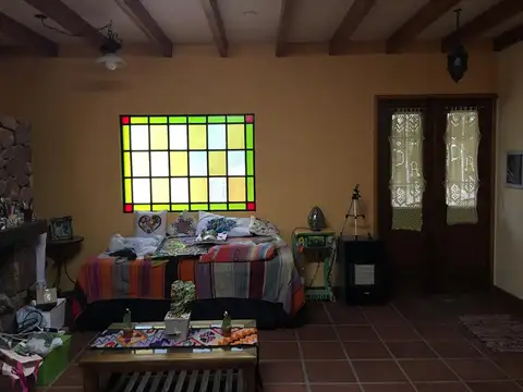 Alucinante chalet con fondo De Arroyo y agua propia en Loma Bola.