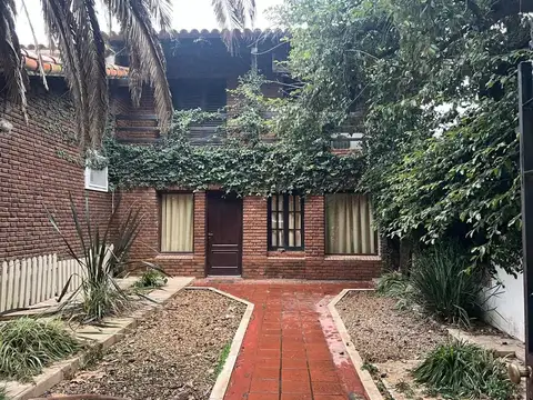 Chalet en 2 plantas con gran parque arbolado con piscina