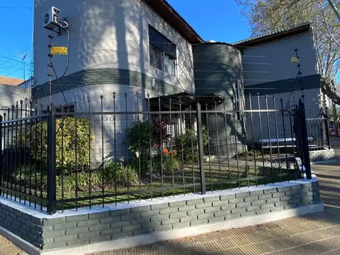 VENTA CASA 4 AMB. PATIO Y COCHERA. DON BOSCO.