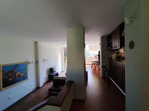 Casa en Alquiler con 4 cocheras