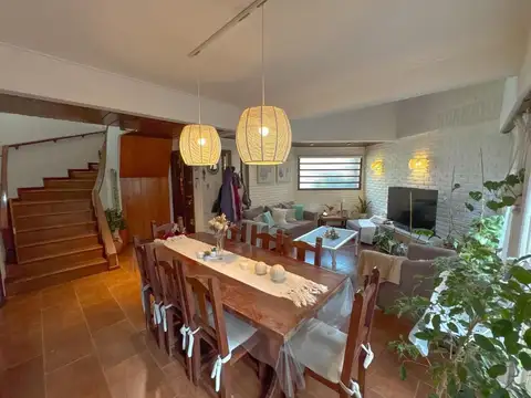 Casa 4 ambientes con 2 baños