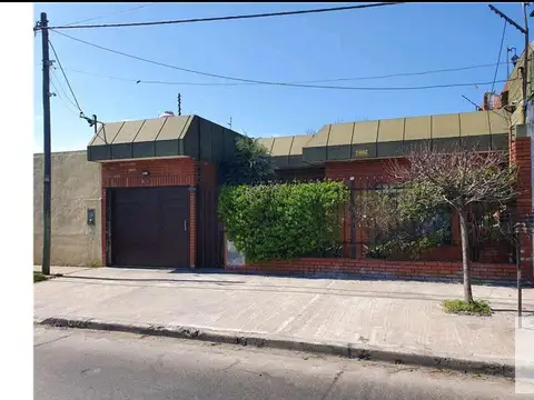 Casa en venta - 3 Dormitorios 2 Baños 2 Cocheras - 270Mts2 - San Justo