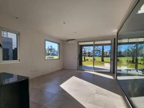 Casa 5 ambientes con 4 baños