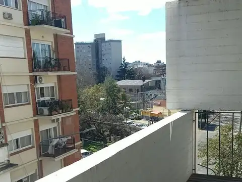 Departamento c/cochera, edif.c/pileta  en excelente ubicacion