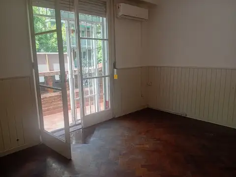 Muy lindo depto de 2 ambientes al frente con balcón, 1er piso x escalera 