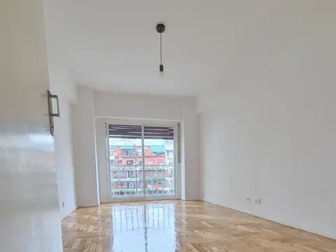 Barrio Norte: Monoambiente super luminoso. Cocina completa y baño con multifaz. Ubicación top.-
