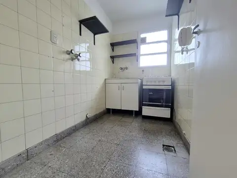 Barrio Norte: Monoambiente super luminoso. Cocina completa y baño con multifaz. Ubicación top.-