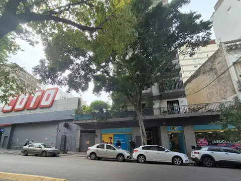 Barrio Norte: Monoambiente super luminoso. Cocina completa y baño con multifaz. Ubicación top.-