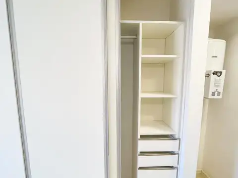 Monoambiente de excelente calidad constructiva y balcón al frente en Abasto