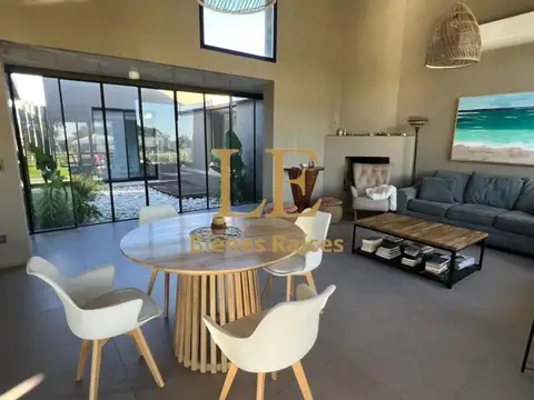 Casa en Alquiler con 6 cocheras