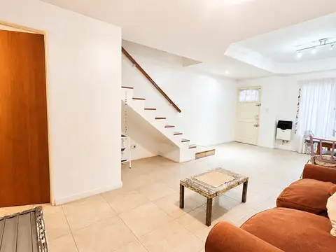 TRIPLEX 4 AMBIENTES CON JARDIN, QUINCHO Y COCHERA | APTO CREDITO | LOMAS DE ZAMORA