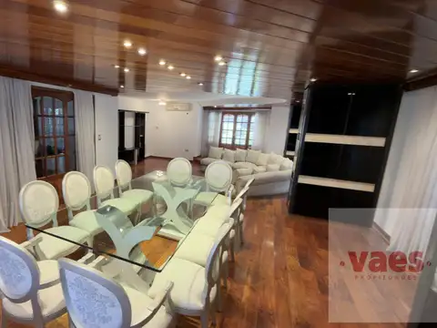 Casa 8 ambientes con 6 baños