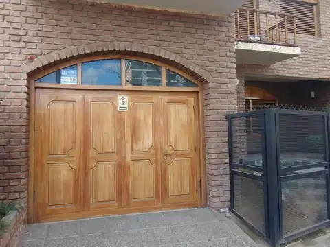 Casa 11 ambientes con 2 baños