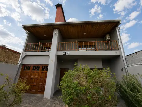 Casa 5 ambientes en venta San José c/amplio jardín
