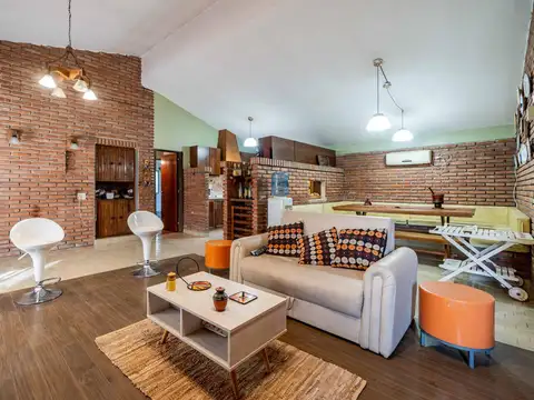 VENTA - Casa 3 dormitorios, jardín, piscina y parrillero - Garita 12, Funes.