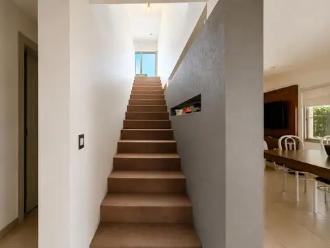 Casa 6 ambientes con 4 baños