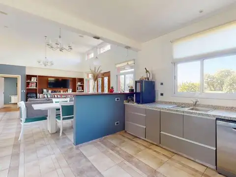 Casa 4 amb. - 253 m² Edif - Lote 2004 m² - CC Santa Irene