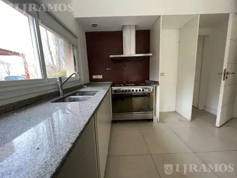 Casa 6 ambientes con 2 baños