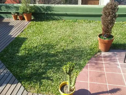 Casa PH en venta - Saenz Peña con terraza verde y patio