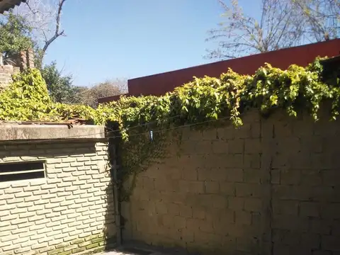 CASA EN VENTA A RECICLAR CON PATIO Y GAS