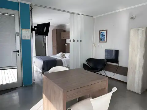 Edificio de 6 deptos. mas local. Apto varios destinos.