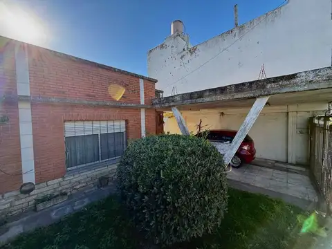CASA 3 AMBIENTES EN VENTA EN BERNAL CON JARDIN