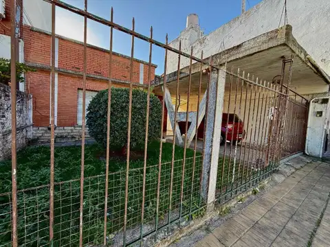 CASA 3 AMBIENTES EN VENTA EN BERNAL CON JARDIN