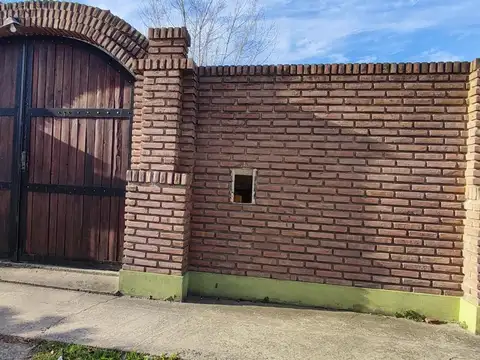 GRAN LOTE, con casa de 2 ambientes, SALIDA A 2 CALLES.