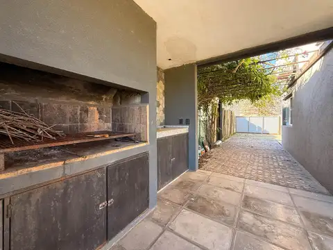 Casa 6 ambientes con 2 baños