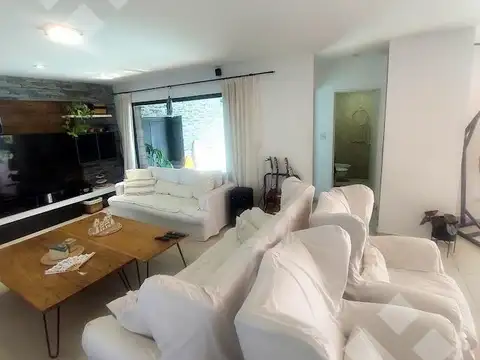 Casa en Alquiler con 3 cocheras