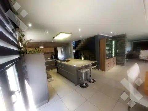 Casa en Alquiler con 3 cocheras