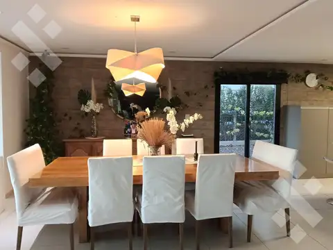Casa en Alquiler con 3 cocheras