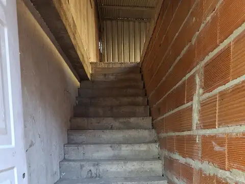 Alquiler excelente galpón de esquina