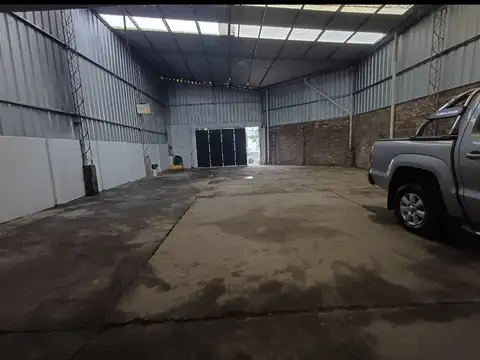 Alquiler excelente galpón de esquina