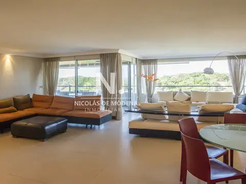 Apartamento de 4 dormitorios en Punta del Este frente al mar en Playa Brava