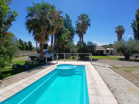 CASA + SALÓN  + QUINCHO Y PILETA