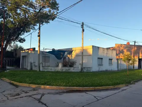Venta casa zona este sobre esquina