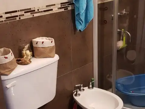 EXCELENTE DEPARTAMENTO DE DOS AMBIENTES CONTRAFRENTE EN QUILMES ESTE.