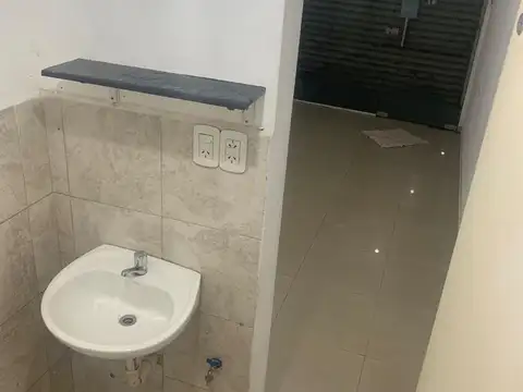 Excelente local 16m2 aprox en zona Céntrica, Comercial y Escolar, ideal p/emprendedores, Consulte!