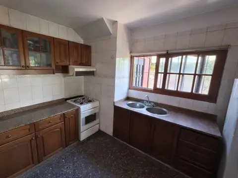Casa 4 ambientes con 2 baños