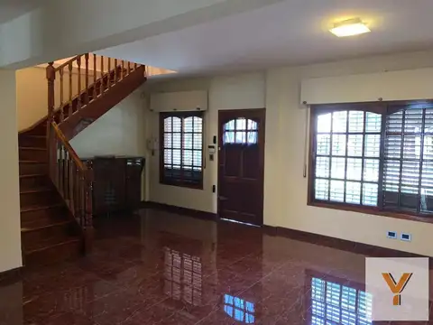 Casa 5 ambientes con 2 baños