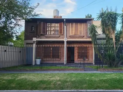 Casa en venta - 4 Dormitorios 3 Baños - Cocheras - 538Mts2 - Villa Udaondo, Ituzaingó