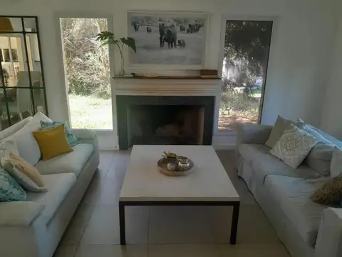 Casa 5 ambientes con 4 baños