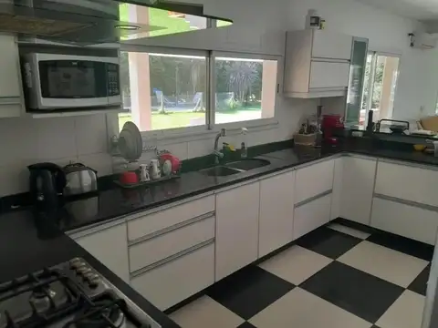 Casa en Venta con 4 cocheras