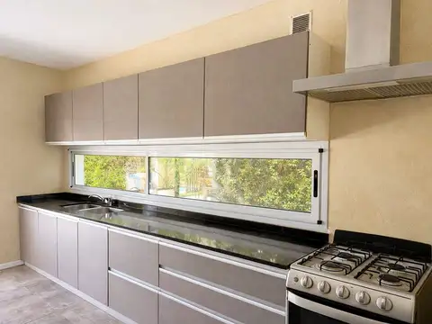 Casa en Alquiler con 2 cocheras