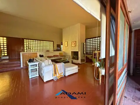 Casa de 4 ambientes + departamento con todos los servicios