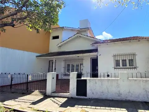 CHALET 4 AMBIENTES SOBRE AVENIDA - LOTE 10 X 26 MTS