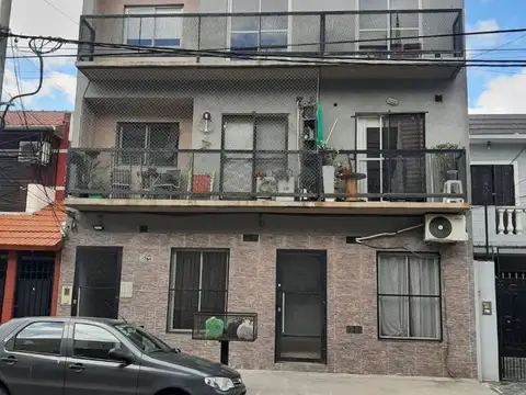 DEPARTAMENTO DE 2 AMB 2 PISO X ESCALERA.