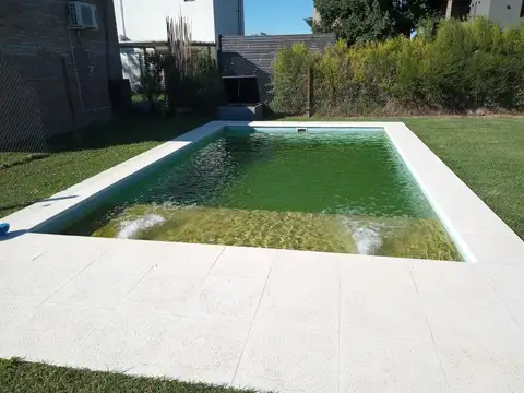 Casa en Alquiler con 1 cochera