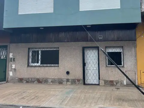 Departamento tipo casa de 3 ambientes en venta en Moron Sur reciclado a nuevo